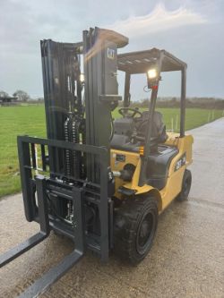 CAT FORKLIFT TRUCK *12% BUYERS PREMIUM*