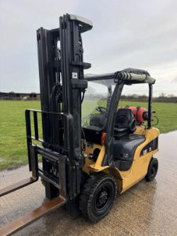 CATERPILLAR 2.5 TONNE GAS FORKLIFT TRIPLE MAST