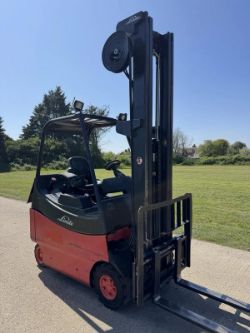 LINDE 2 TONNE ELECTRIC FORKLIFT TRUCK *12% BP*