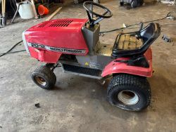 MASSEY FERGUSON LAWN TRACTOR 20–12 WITH BRIGGS & STRATTON ENGINE