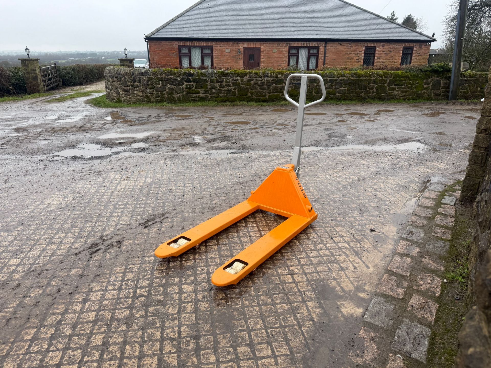 UNUSED STILL HPS25 2.5 TON PALLET TRUCK