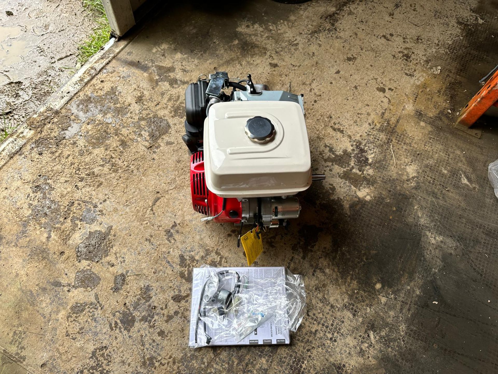 NEW/UNUSED HONDA GX390 ELECTRIC START PETROL ENGINE - CHOICE OF 7 - NO VAT - Image 7 of 12