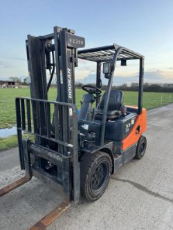 DOOSAN FORKLIFT TRUCK *2800 HOURS* *12% BUYERS PREMIUM*