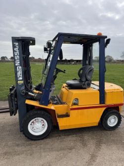 NISSAN 2.5 TONNE DIESEL FORKLIFT LIFT TRIPLE MAST CONTAINER SPEC