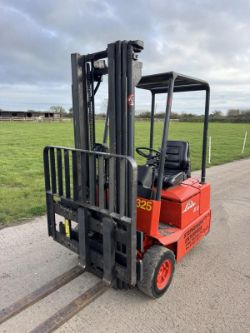 LINDE E12 1.2 TONNE ELECTRIC FORKLIFT TRUCK - 3 WHEELS