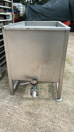 STAINLESS STEEL RECTANGULAR TANK WITH DRAIN VALUE