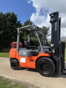 TOYOTA FORKLIFT *3.5 TON LIFT CAPACITY* 5200 HOURS* *12% BUYERS PREMIUM*