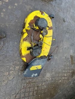 JOHN DEERE 42 INCH CUTTING DECK TO SUIT RIDE ON LAWN MOWER