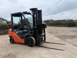 2012 TOYOTA TONERO 25 2.5 TON 4.7MTR GAS COUNTERBALANCE FORKLIFT - 5027 HOURS