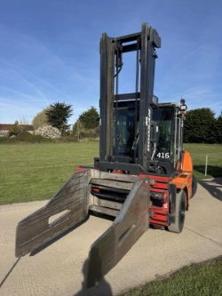2017 DOOSAN 7 TONNE DIESEL FORKLIFT WITH BALE CLAMP *12% BUYERS PREMIUM*