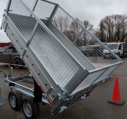 NEW UNUSED MIDI TIPPER TRAILER WITH MANUAL FAST PUMP ACTION AND MESH SIDES FITTED