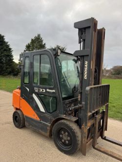 2019 DOOSAN 3.3 TONNE DIESEL FORKLIFT TRUCK FULL CAB 6M MAST *12% BUYERS PREMIUM*