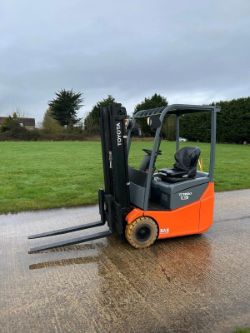 2018 TOYOTA 1.3 TONNE ELECTRIC FORKLIFT TRUCK CONTAINER SPEC *12% BUYERS PREMIUM*