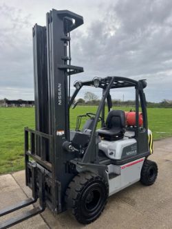 NISSAN 2 TONNE GAS FORKLIFT TRUCK WITH 6.3 TRIPLE *12% BP*
