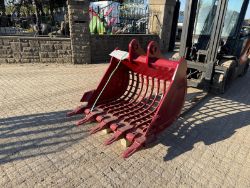 NEW/UNUSED 2025 DCE 42” RIDDLE BUCKET