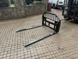 NEW/UNUSED GIYI SKIDSTEER PALLET FORKS AND FRAME