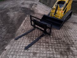 NEW/UNUSED MINI SKIDSTEER PALLET FORKS AND FRAME