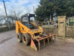 MUSTANG 960 WHEELED SKIDSTEER LOADER WITH MUCK GRAB