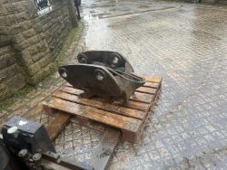 USED JCB HYDRAULIC QUICK HITCH - 80MM PINS
