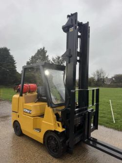 CATERPILLAR 4 TONNE GAS FORKLIFT TRUCK WITH SIDE SHIFT *12% BUYERS PREMIUM*