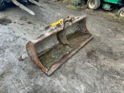 60” STRICKLAND 45MM DITCHING BUCKET - GOOD CONDITION - REMOVEABLE PINS