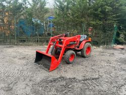 KUBOTA B4200D 4WD COMPACT TRACTOR WITH FRONT LOADER AND BUCKET *824 HOURS*
