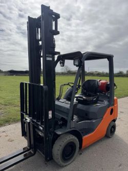 2015 TOYOTA 1.5 TONNE GAS FORKLIFT DUPLEX MAST AND SIDE SHIFT *12% BP*