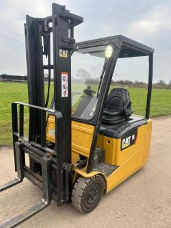 CATERPILLAR 1.8 TONNE ELECTRIC FORKLIFT TRUCK *ONLY 2500 HOURS* *12% BP*