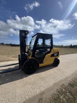 2018 CATERPILLAR 4.5 TONNE DIESEL FORKLIFT TRUCK TRIPLE MAST *12% BP*