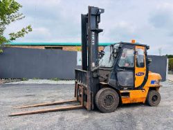 SAMUK SF40D FORKLIFT - C/W PALLET TINES - 9758 HOURS