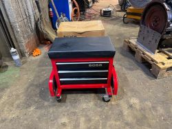 NEW/UNUSED BOSS PD2018 WHEELED STOOL 3 DRAW TOOL BOX