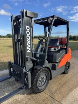2020 DOOSAN 2.5 TONNE GAS FORKLIFT TRUCK CONTAINER SPEC *12% BP*