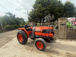 KUBOTA L3300 35HP 4WD COMPACT TRACTOR - 4053 HOURS