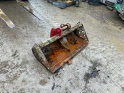 35MM DIGGING BUCKET - GOOD CONDITION - REMOVEABLE PINS