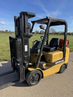 CATERPILLAR 2.5 TONNE GAS FORKLIFT TRIPLE CONTAINER SPEC *12% BP*