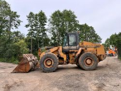 CASE 821B LOADING SHOVEL WITH BUCKET - RUNS AND DRIVES - ROAD REGISTERED