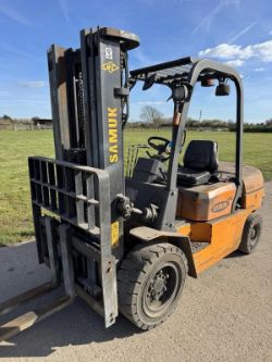 SAMUK 3 TONNE DIESEL FORKLIFT TRUCK CONTAINER SPEC - 3000 HOURS *12% BP*