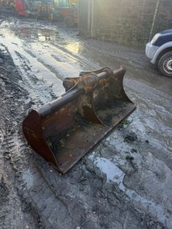 CATERPILLAR 70” DITCHING BUCKET