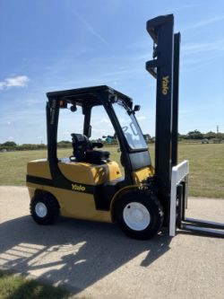 2014 YALE FORKLIFT - 3.5 TON LIFT CAPACITY - 8000 HOURS *12% BUYERS PREMIUM*