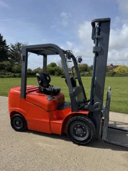 HELI 2.5 TONNE DIESEL FORKLIFT TRUCK - 3700 HOURS *12% BP*