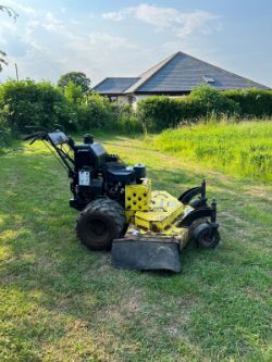 GREAT DANE ZERO TURN LAWN MOWER