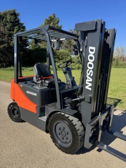 2017 DOOSAN 2.5 TONNE DIESEL FORKLIFT - CONTAINER SPEC *12% BP*