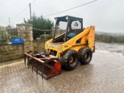 MUSTANG 960 WHEELED SKIDSTEER LOADER WITH MUCK GRAB