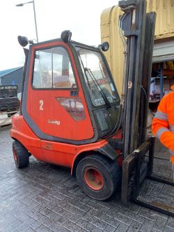 FULL CABBED LINDE FORKLIFT
