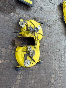 JOHN DEERE 42 INCH CUTTING DECK TO SUIT RIDE ON LAWN MOWER