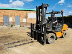 SAMSUNG FX45D FORKLIFT *C/W PALLET TINES*