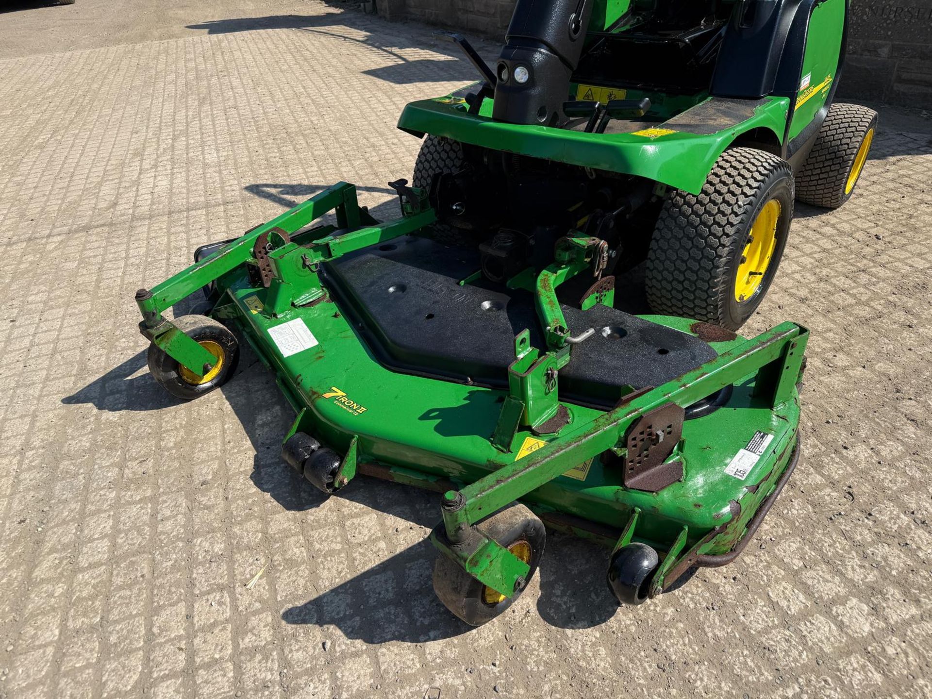 2011/61 JOHN DEERE 1445 4WD OUTFRONT RIDE ON MOWER WITH 7 IRON COMMERICAL II 72” ROTARY DECK - Image 8 of 10