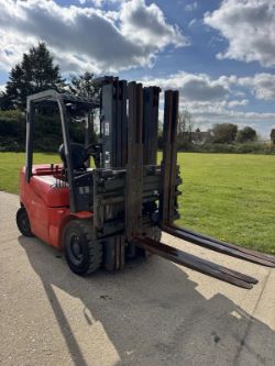 2020 HELI 2.5 TONNE DIESEL FORKLIFT TRUCK - DOUBLE PALLET HANDLER *12% BUYERS PREMIUM*