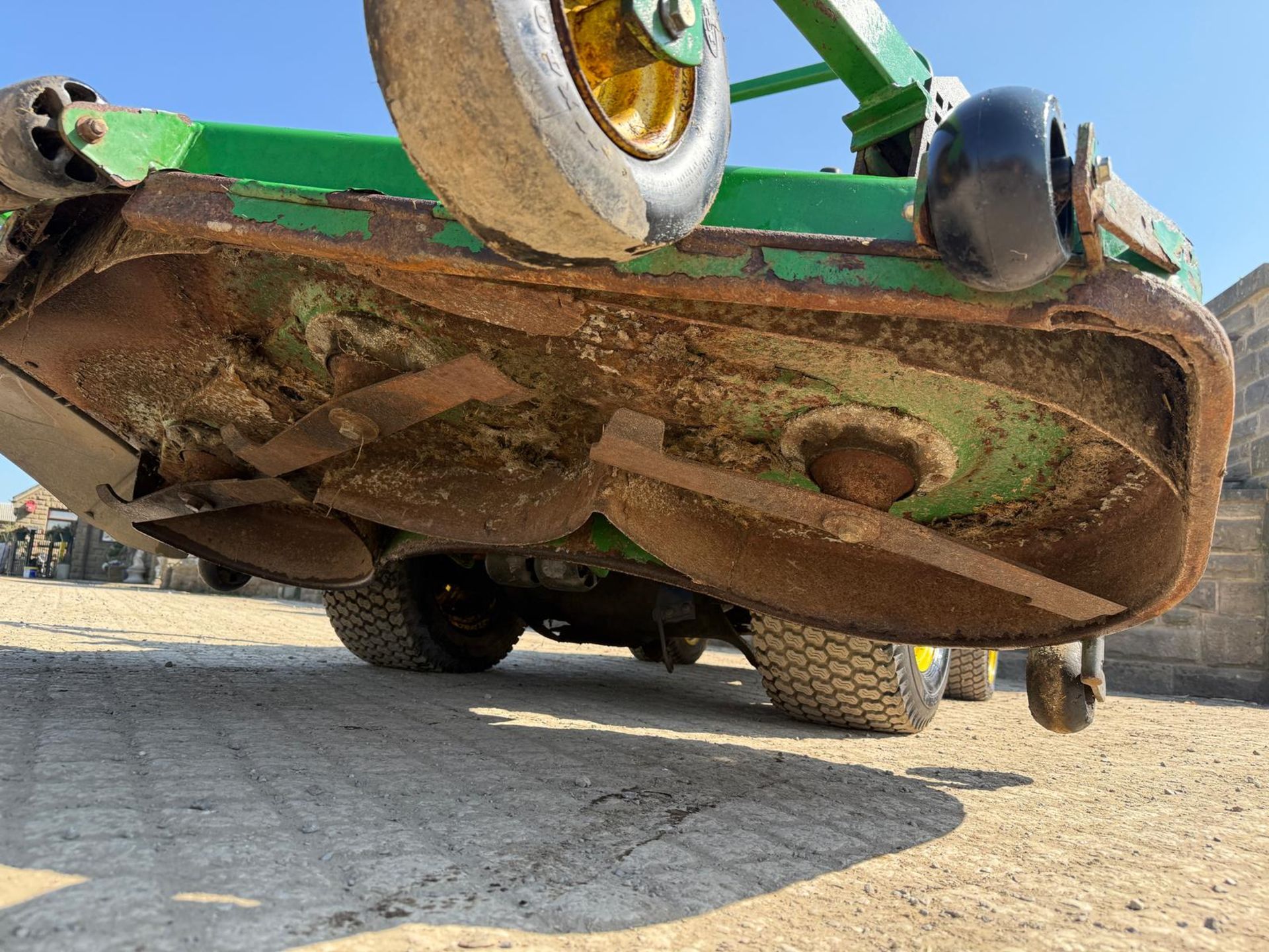 2011/61 JOHN DEERE 1445 4WD OUTFRONT RIDE ON MOWER WITH 7 IRON COMMERICAL II 72” ROTARY DECK - Image 9 of 10