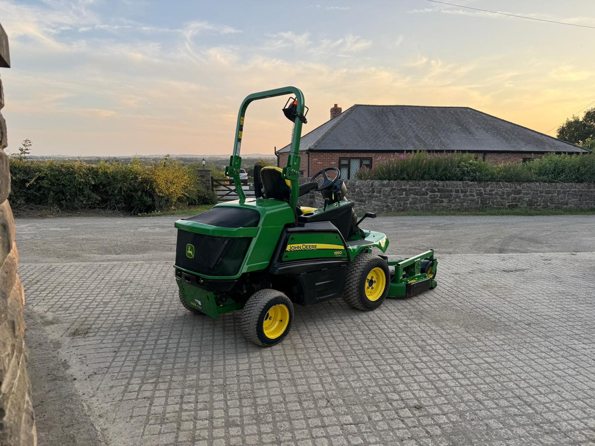 2018 JOHN DEERE 1550 TERRAINCUT 4WD OUTFRONT RIDE ON MOWER WITH JOHN DEERE 60” ROTARY DECK - Image 3 of 11